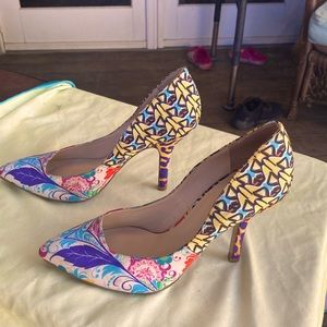 Nine West, Women’s size 9 high heel,  close-toe with vivid pattern.